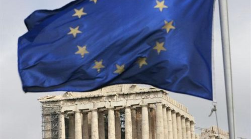 El primer ministro de Grecia, Alexis Tsipras, junto al ministro de Finanzas griego, Euclides Tsakalotos