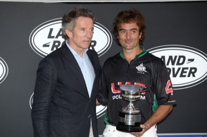 El duque de Alba entrega el Premio Land Rover al Mejor Jugador a Sebastián Merlos