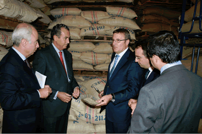 De izquierda a derecha: Juan Manuel Santos-Suárez, presidente de Avalmadrid; Enrique Ossorio, consejero de Economía y Hacienda; Ricardo Oteros, director general de Supracafé; Daniel Ortiz, alcalde de Móstoles