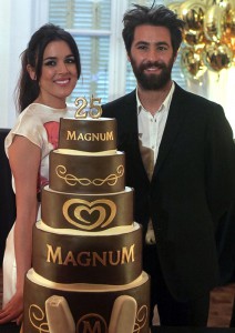 Adriana Ugarte junto al diseñador Juan Vidal