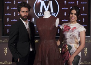 Adriana Ugarte junto al diseñador Juan Vidal y uno de sus vestidos de la colección spring-summer
