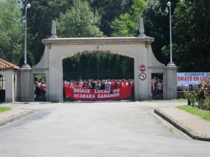 Trabajadores de Sniace protestan por el ERE