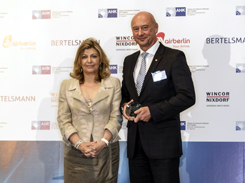 Josef Schelchshorn, vicepresidente de Recursos Humanos de SEAT, ha recibido el premio de manos de Engracia Hidalgo, secretario de Estado de Empleo