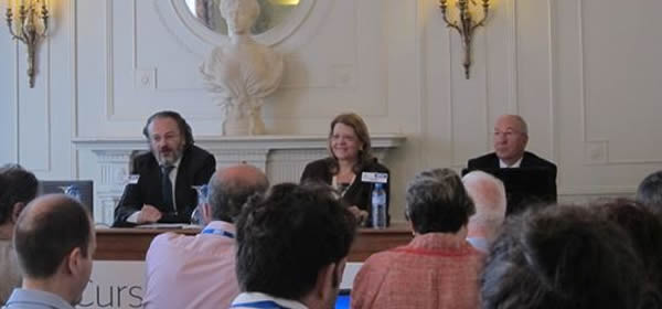 Elvira Rodríguez (CNMV) con Amancio Fernández, director de diarioabierto.es, durante el curso de la APIE