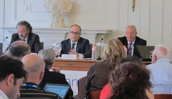 Fernando Restoy, subgobernador del Banco de España, con Amancio Fernández, director de diarioabierto.es, en el curso de la APIE. bde_apie01