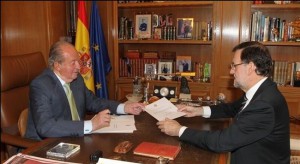 Este es el momento en el que el Rey entrega a Rajoy el documento con su abdicación. Casa Real ha colgado esta foto en su cuenta de Twitter.