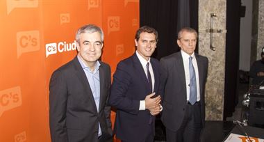 Luis Garicano, Albert Rivera y Manuel Conthe, en la presentación del programa económico de Ciudadanos