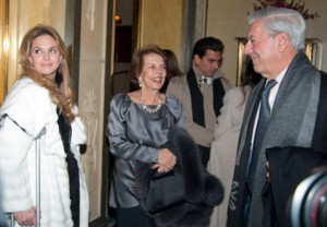 Los Vargas Llosa con Genoveva Casanova en Estocolmo