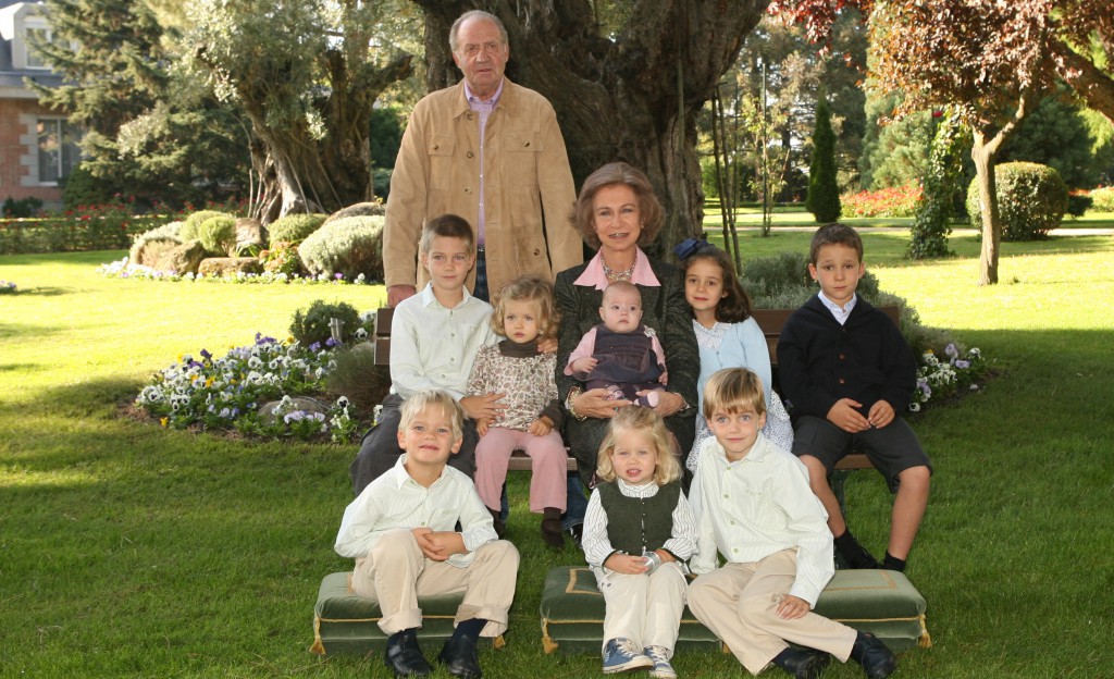 Victoria Federica con sus abuelos y primos