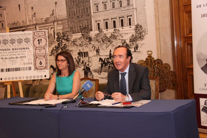 Inmaculada García, presidenta de Loterías y Apuestas del Estado, y Jaime Sánchez Revenga, presidente de la Real Casa de la Moneda, durante la presentación del sorteo. loterias