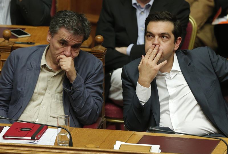 El primer ministro de Grecia, Alexis Tsipras, junto al ministro de Finanzas griego, Euclides Tsakalotos tsipras