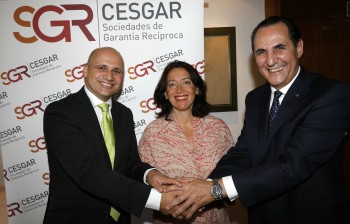 El presidente de AECM, Bernhard Sagmeister; la consejera delegada de la Compañía Estatal de Reafianzamiento (Minetur), Ana Vizcaíno; y el presidente de SGR-Cesgar, José Rolando Álvarez.