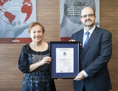 Mayte Matiacci, directora general adjunta de Prestaciones y Proveedores de Mapfre España, y Manuel Romero, director de Certificación de AENOR