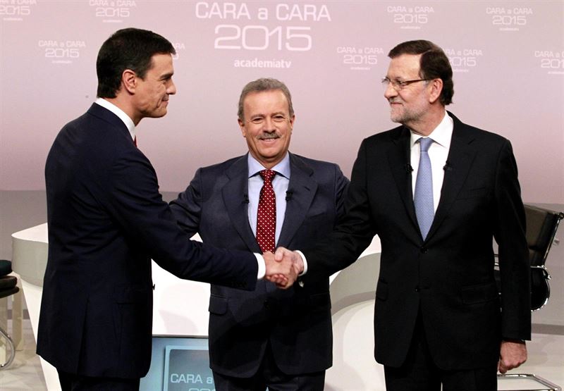 Pedro Sánchez y Mariano Rajoy se saludan antes del debate en presencia del moderador, Manuel Campo Vidal