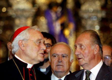 Javier Criado entre el cardenal Carlos Amigo y el rey Juan Carlos en la iglesia del Salvador en Sevilla 2009