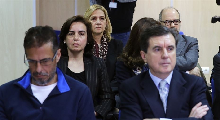 La Infanta Cristina, en el banquillo junto a otros acusados durante la primera sesión del juicio por el caso Nóos