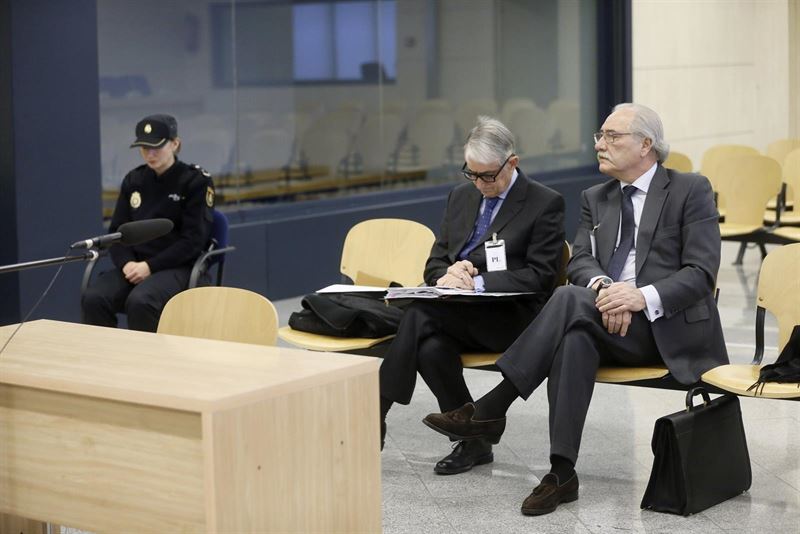 El expresidente de Caja Castilla-La Mancha (CCM), Juan Pedro Hernández Moltó, y el exdirector general Ildefonso Ortega, durante el juicio