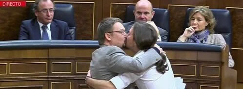 Después del discurso en el Congreso de Xavier Domènech (En Comú Podem) durante la sesión de investidura de este miércoles, Pablo Iglesias ha bajado de su escaño y le ha dado un abrazo y un beso en la boca