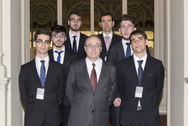 EL Gobernador del Banco de España y el equipo Llavesianos del Colegio Sámer Calasanz de Valdemoro (Madrid) ganador del Concurso Generación €uro 2015-16. En Madrid el 12 de abril de 2016. DS
