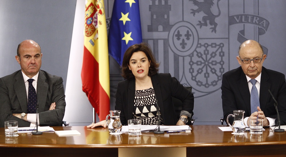 Luis de Guindos, Soraya Sáenz de Santamaría y Cristóbal Montoro en la rueda de prensa del Consejo de Ministros
