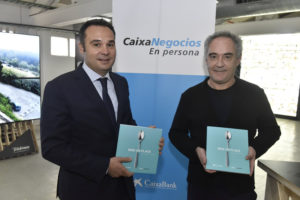 Jordi Nicolau, director territorial de CaixaBank en Barcelona, y Ferran Adriá durante la presentación de la guía