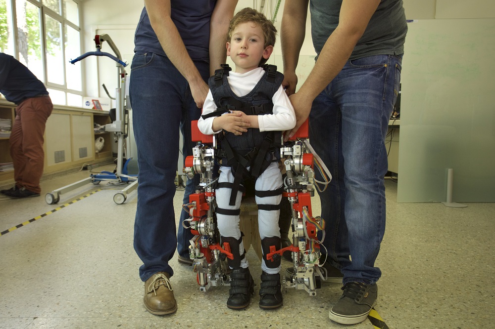 03/Junio/2016 Madrid, Arganda del Rey. Álvaro prueba el primer exoesqueleto diseñado para niños en el Centro de Automática y Robótica, CAT, del CSIC. © JOAN COSTA / CSIC