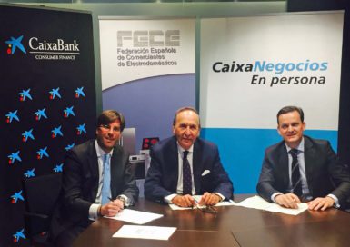 Xavier López, de CaixaBank Consumer Finance; José Prat, de FECE; y Juan Capilla, de CaixaBank.