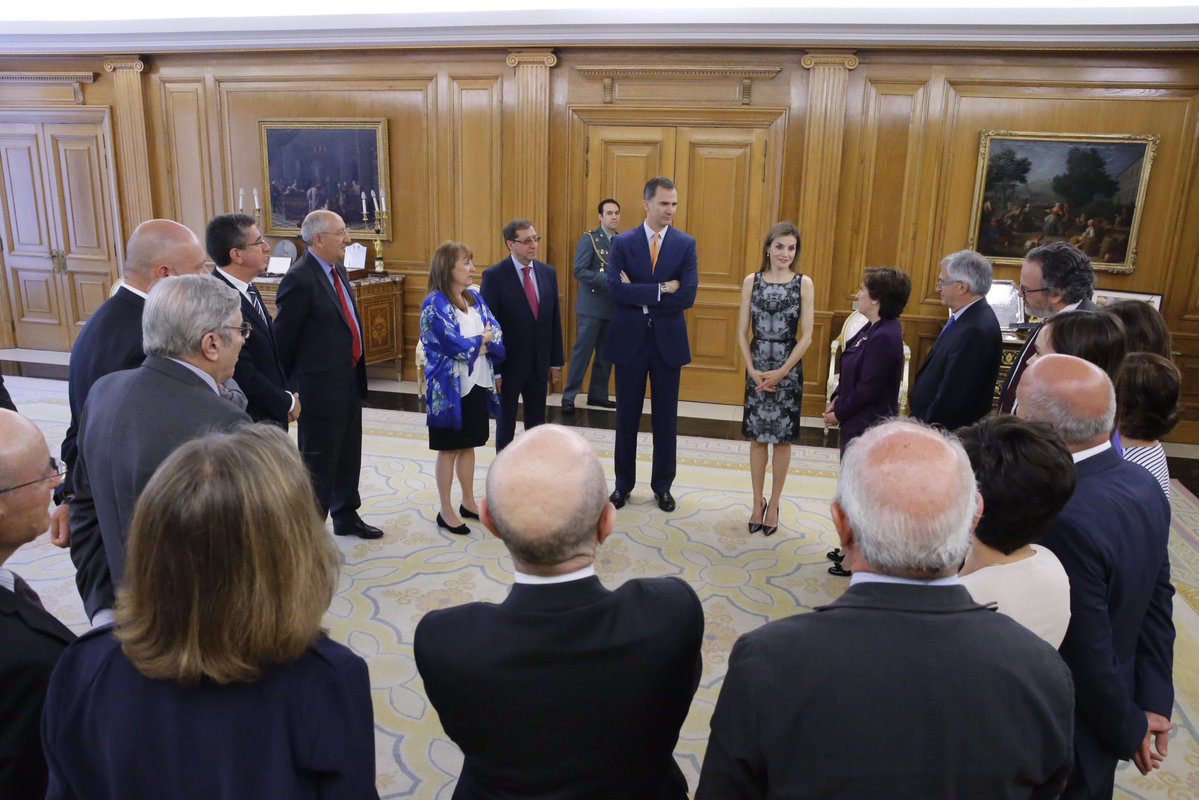 Don Felipe y Doña Letizia con los representante de la Junta Directiva de la APM