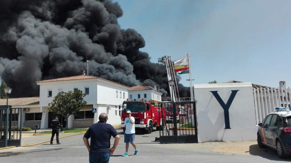 Incendio en la planta de Ybarra en Dos Hermanas (Sevilla)
