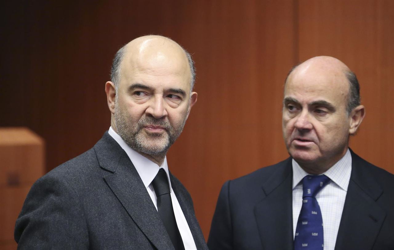 El comisario de Asuntos Económicos y Monetarios, Pierre Moscovici, y el ministro de Economía, Luis de Guindos