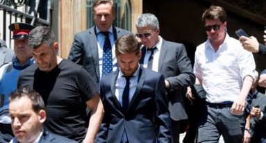 Leo Messi y su padre, durante el juicio por fraude fiscal