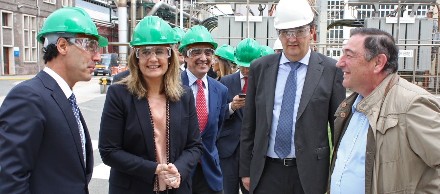 Fátima Báñez visita una fábrica en Cantabria