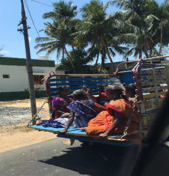 Mujeres, en un transporte típico (foto: CCOO).