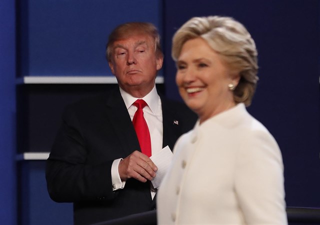 Donald Trump y Hillary Clinton durante el tercer y último debate electoral