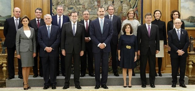 Los trece ministros del nuevo equipo de Gobierno de Rajoy, con el Rey
