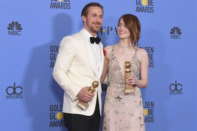 Ray Gosling y Emma Stone con sus premios