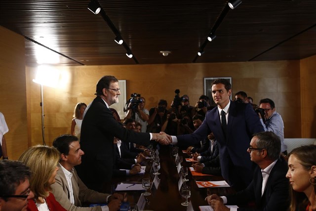 Mariano Rajoy y Albert Rivera, con los equipos que negociaron el acuerdo de investidura