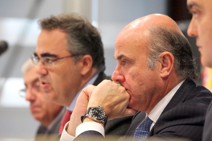 Gregorio Izquierdo, presidente del INE, junto a Luis de Guindos