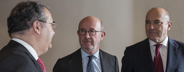 Ángel Ron, expresidente del Popular; Emilio Saracho, nuevo presidente; y Pedro Larena, consejero delegado.