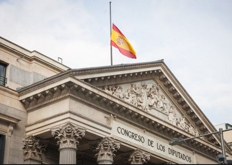 Bandera a media asta en el Congreso de los Diputados