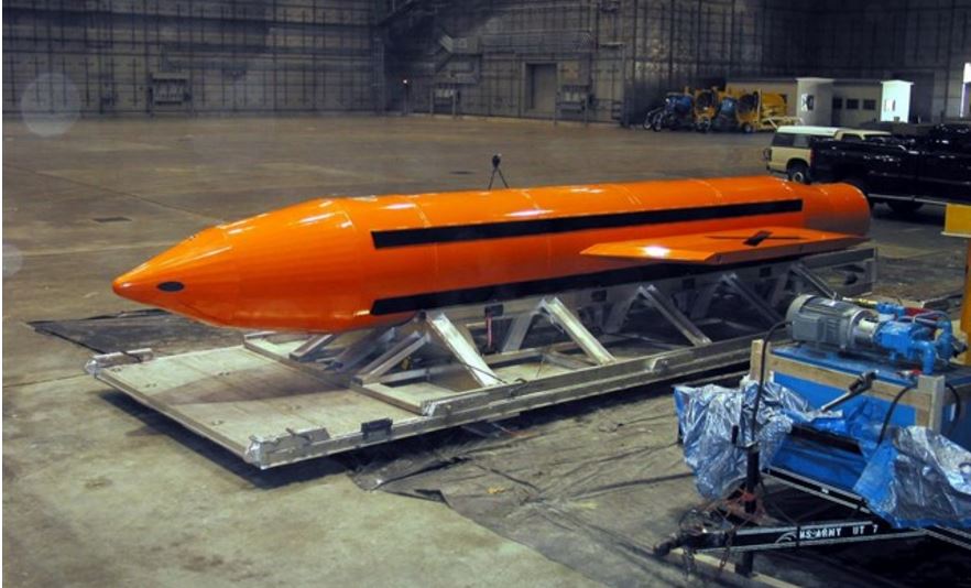 La GBU-43/B Massive Ordnance Air Blast Bomb (MOAB), con 11 toneladas de explosivo TNT de alta potencia
