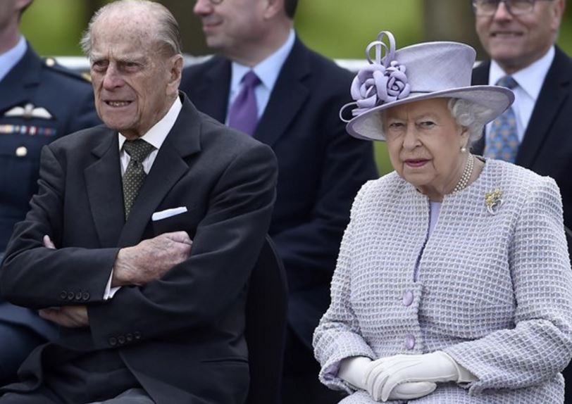 Isabel II junto al Duque de Edimburgo