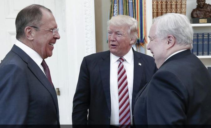 Trump, junto al ministro de Exteriores ruso, Sergei Lavrov, y el embajador de Rusia ante los Estados Unidos, Sergei Kislyak.