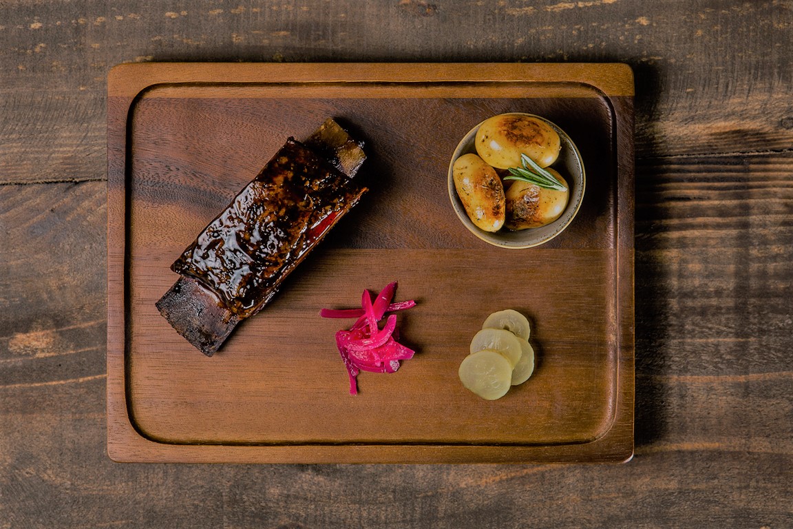 Costilla de res con sides