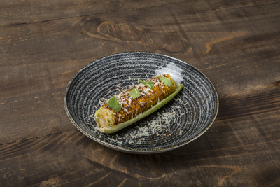 Mazorca a la brasa con queso curado, cilantro y polvo de chiles