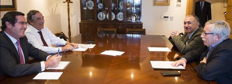 Joan Rosell y Antonio Garamendi (izqda) en una reunión con los líderes de UGT, Pepe Álvarez, y CCOO, Ignacio Fernández Toxo (dcha)