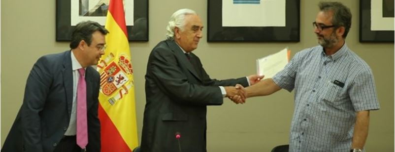 Marcos Peña, con representanes de Eulen y los vigilantes de El Prat