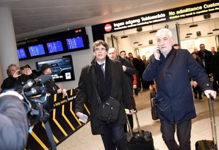 Carles Puigdemont, a su llegada al aeropuerto de Copenhague