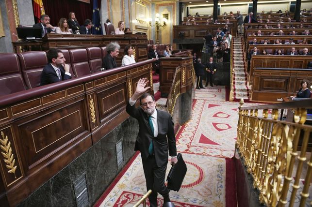 Mariano Rajoy abandona el pleno del debate de la moción de censura al finalizar la primera sesión