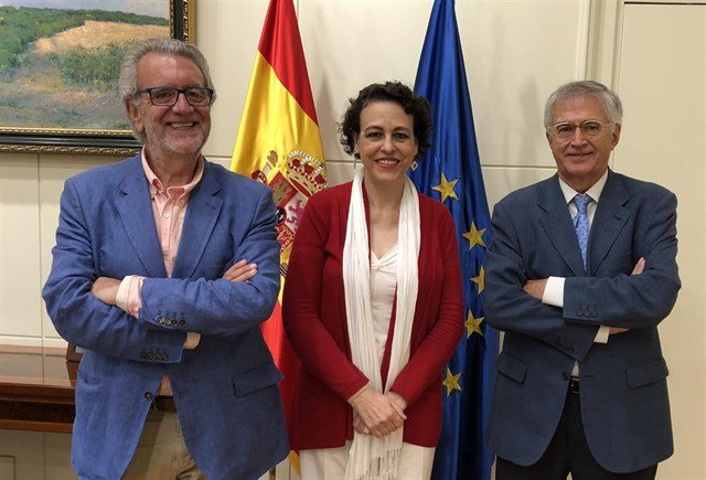 El presidente y el vicepresidente de la FAPE, Nemesio Rodríguez y Aurelio Martín, junto a la ministra de Trabajo, Magdalena Valerio.